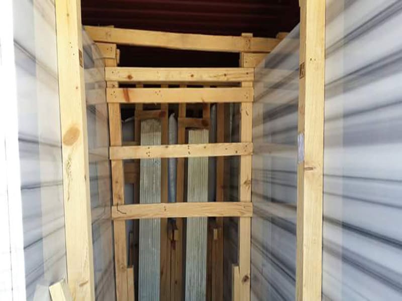 Gangsaw slabs wooden pallet packing in container